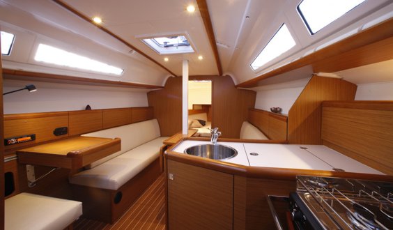 The Jeanneau Sun Odyssey 33i main cabin. Image courtesey & with permission of Chantiers Jeanneau S.A.