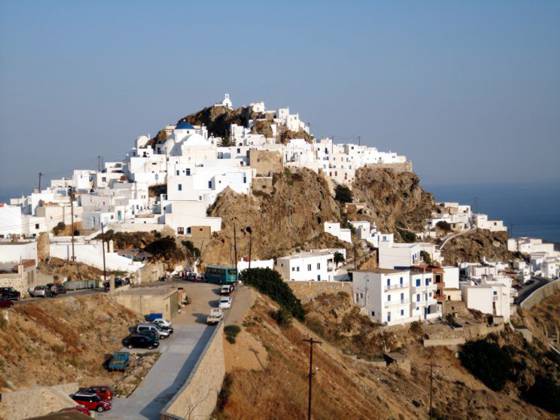 Sailing holiday locations in Greece: A view of the back of the chora, N&iacute;sos S&eacute;rifos