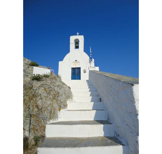 Sailing holiday locations in Greece: The church at the top of the chora from where you can gaze down on Liv&aacute;dhi and &Oacute;rmos Liv&aacute;dhiou, N&iacute;sos S&eacute;rifos
