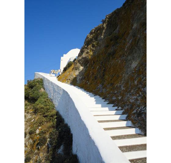 Sailing holiday locations in Greece: The final climb to the top of the chora, N&iacute;sos S&eacute;rifos