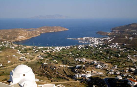 Sailing holiday locations in Greece: Looking down from the chora at Liv&aacute;dhi and &Oacute;rmos Liv&aacute;dhiou. N&iacute;sos S&eacute;rifos