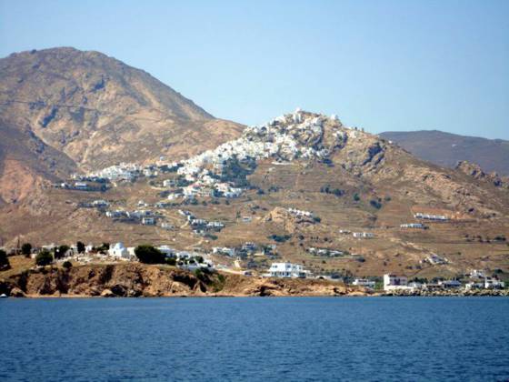 Sailing holiday locations in Greece: Looking up at the chora on S&eacute;rifos from &Oacute;rmos Liv&aacute;dhiou. N&iacute;sos S&eacute;rifos